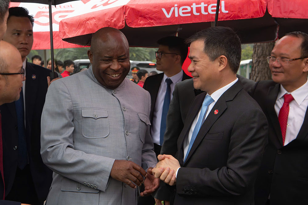 President of the Republic of Burundi Evariste Ndayishimiye visited The Cong Viettel club on April 5. Photo: The Cong Viettel