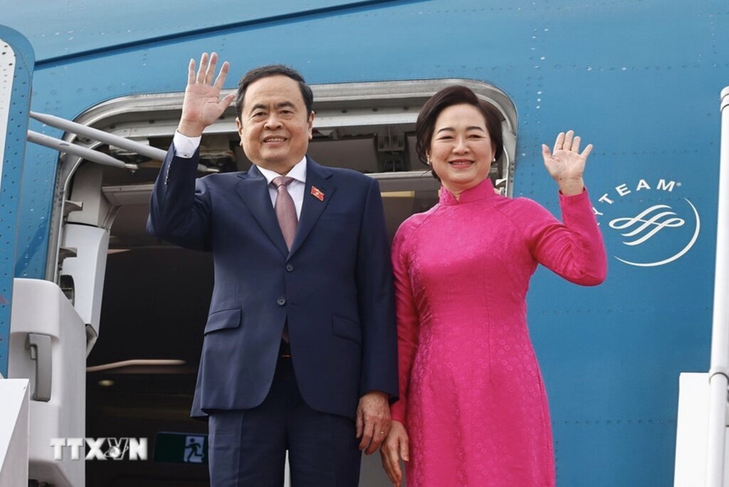 Politburo member and National Assembly Chairman Tran Thanh Man and his wife Nguyen Thi Thanh Nga arrived at I. Karimov Tashkent International Airport on the afternoon of April 5. Photo: VNA