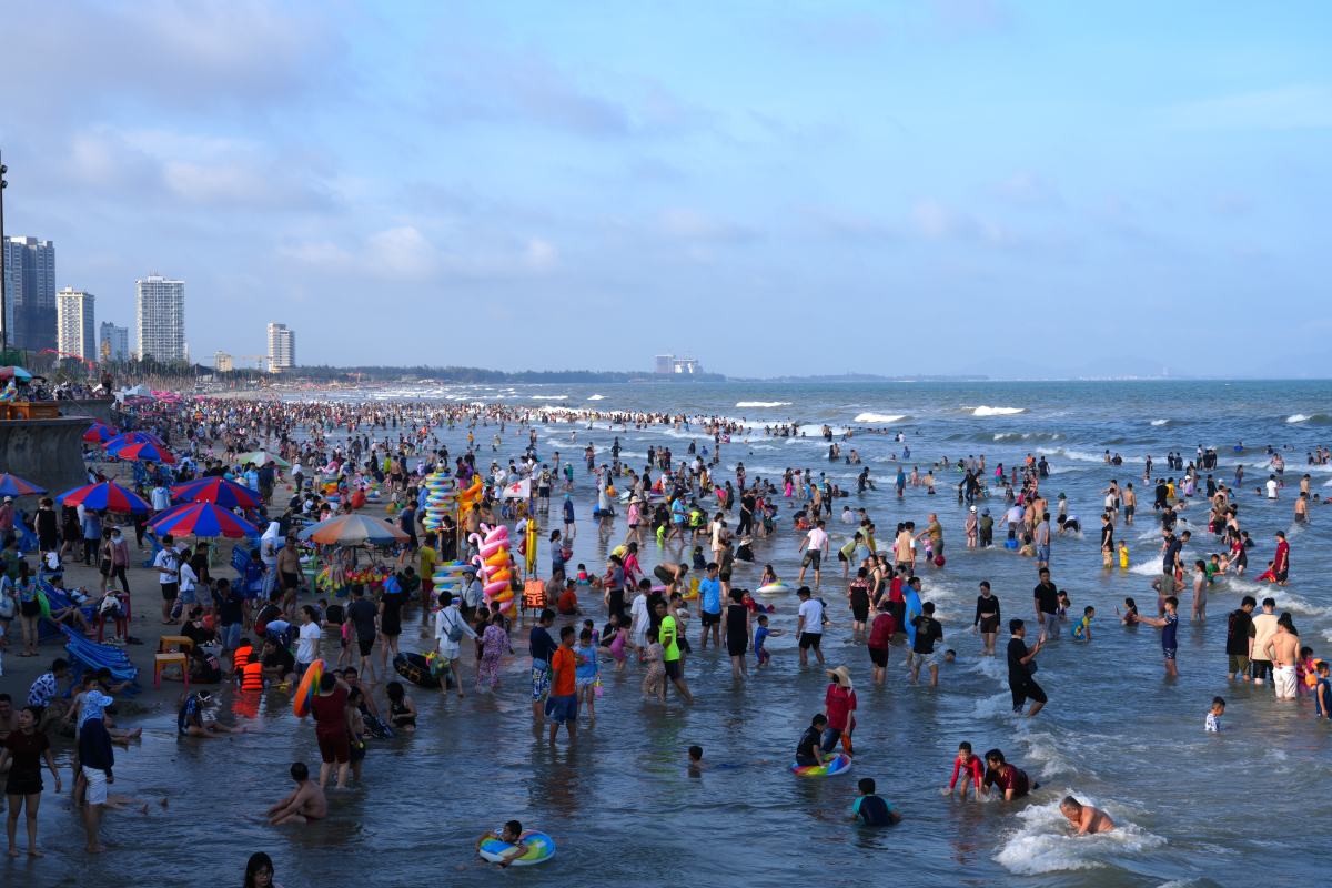 Quite a few tourists swimming in Bai Sau, Vung Tau City on the afternoon of April 5. Photo: Thanh An