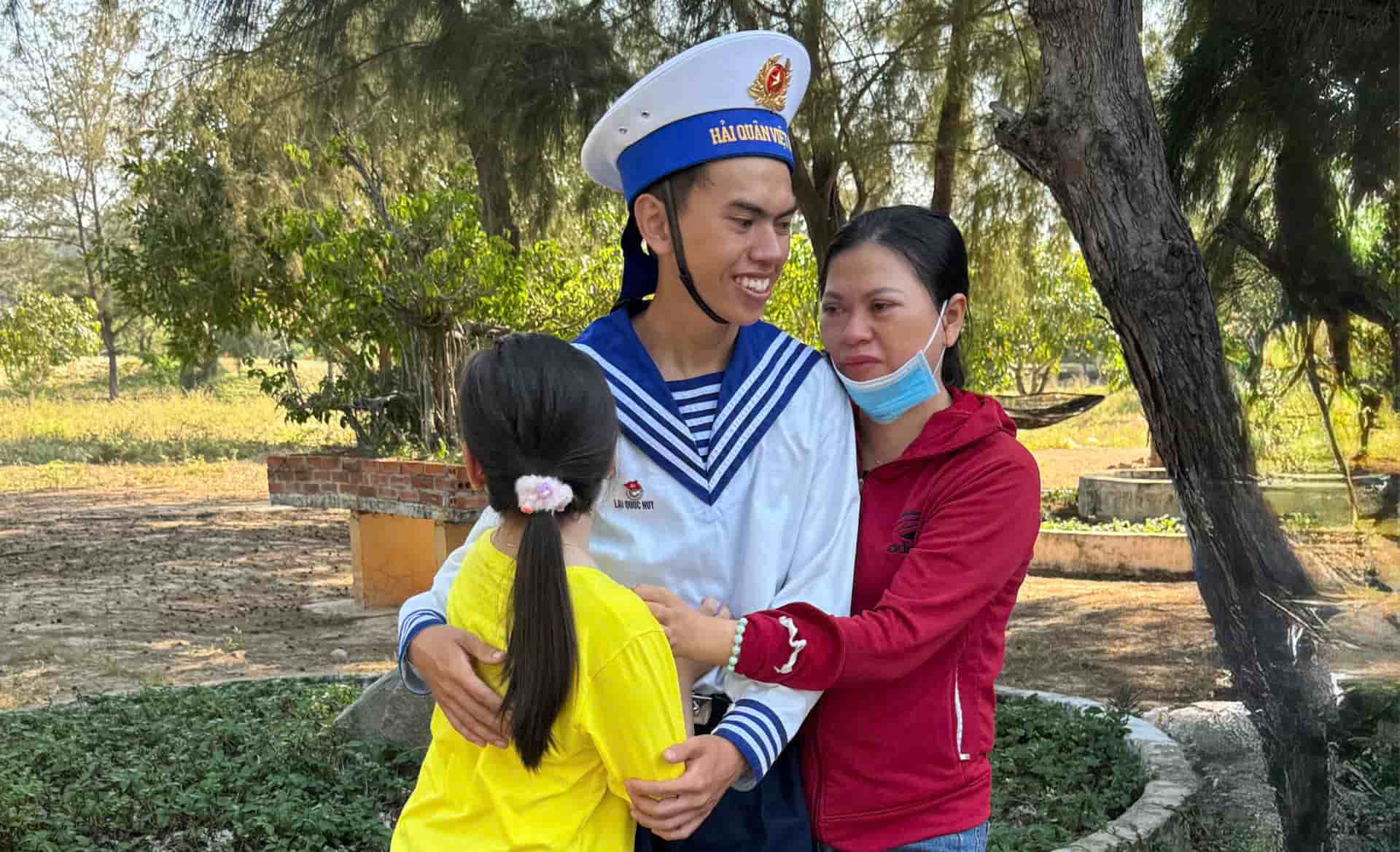 Nhieu gia dinh da den tham, dong vien con em sau hon mot thang huan luyen trong moi truong quan doi. Anh: Minh Chau