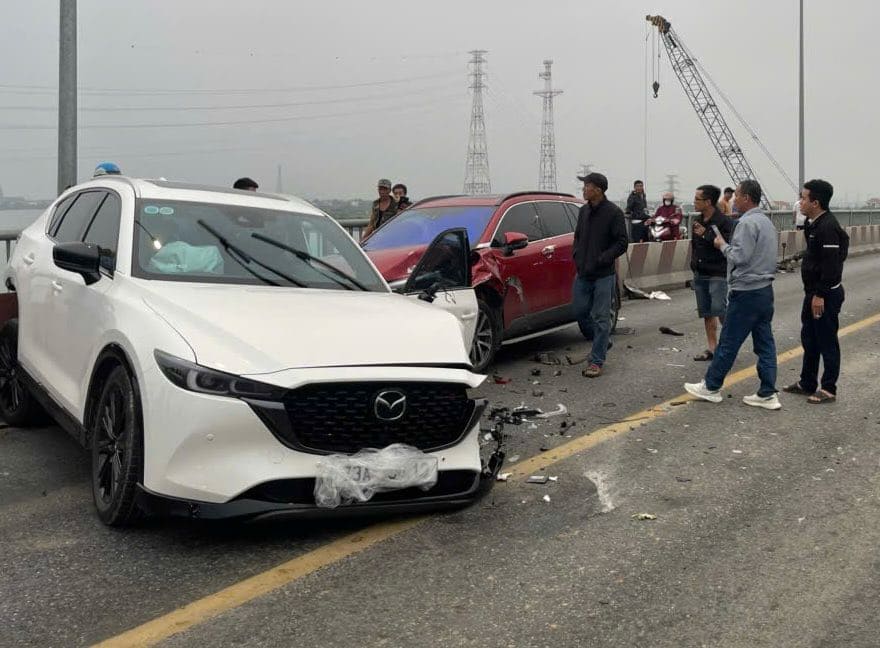 The accident on Gianh Bridge caused National Highway 1 to be congested for about 3km through this section. Photo: Xuan Son