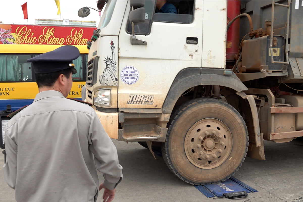 The authorities inspect the vehicle's weight in Ha Long City. Photo: Doan Hung