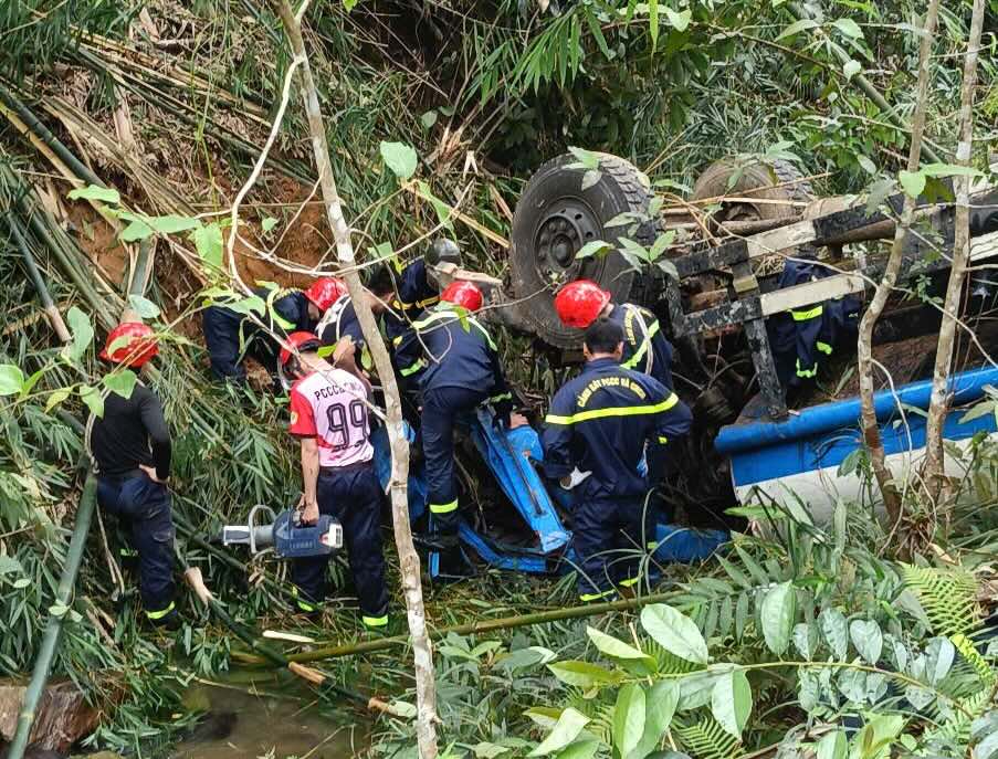 The tanker truck plunged into the abyss, causing the driver to die on the spot. Photo: Van Thuan