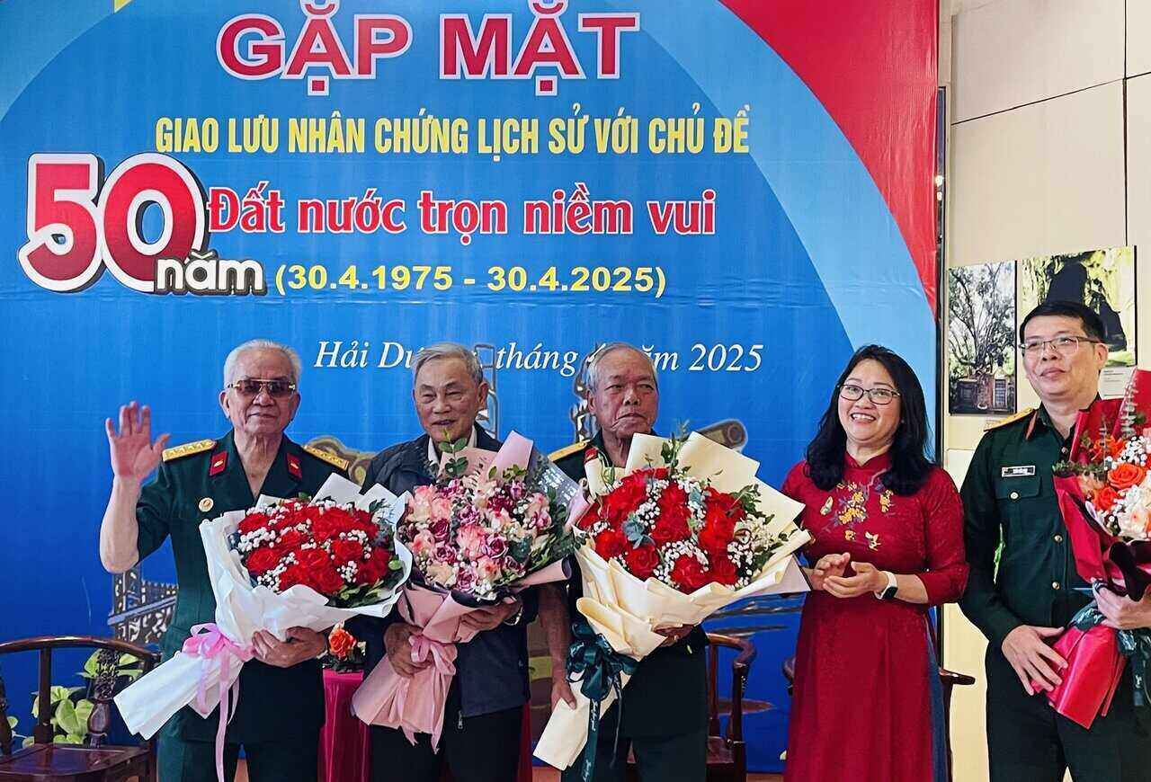 The young generation pays tribute to the hero of the Liberation of the South at Hai Duong Museum. Photo: Mai Huong