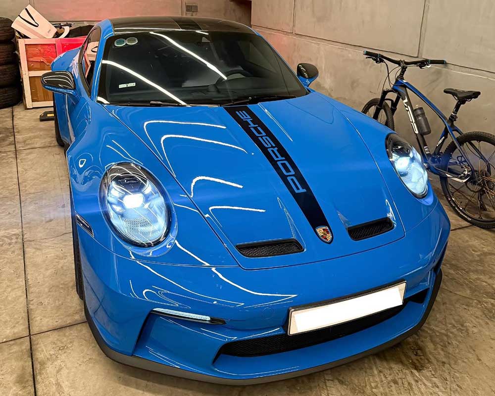 A Porsche 911 GT3 in Vietnam has a seated version to suit long journeys. Photo: Nguyen Huy