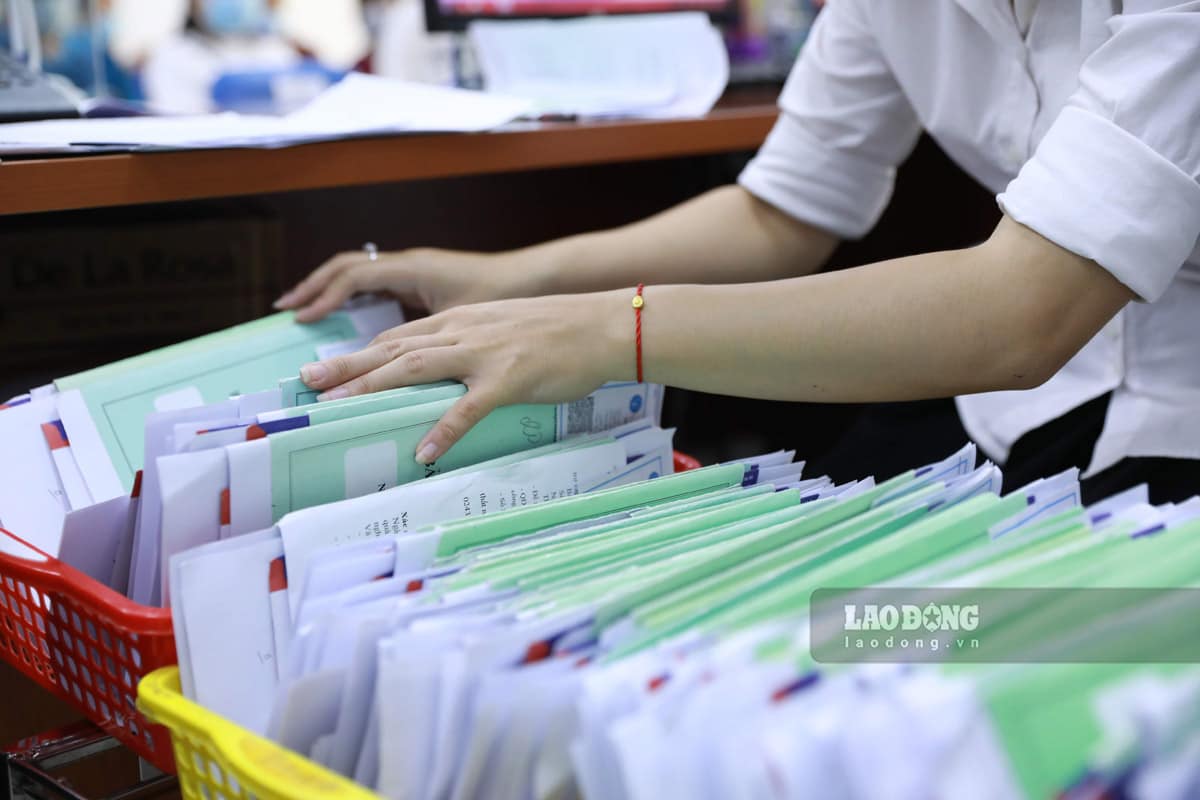 Vietnam Social Security responds to the social insurance and health insurance contributions of non-professional commune officials. Photo: Hai Nguyen