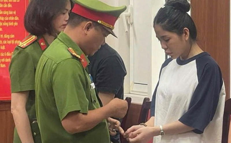 Investigate the production of counterfeit goods, deceiving customers of Hang Du Cac and Quang Linh Vlogs. Photo: D. Trong