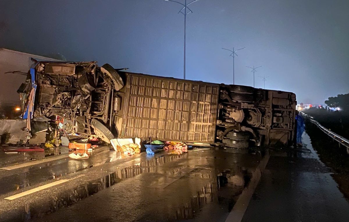 The passenger car overturned and lay blocking the lane. Photo: H.Nguyen