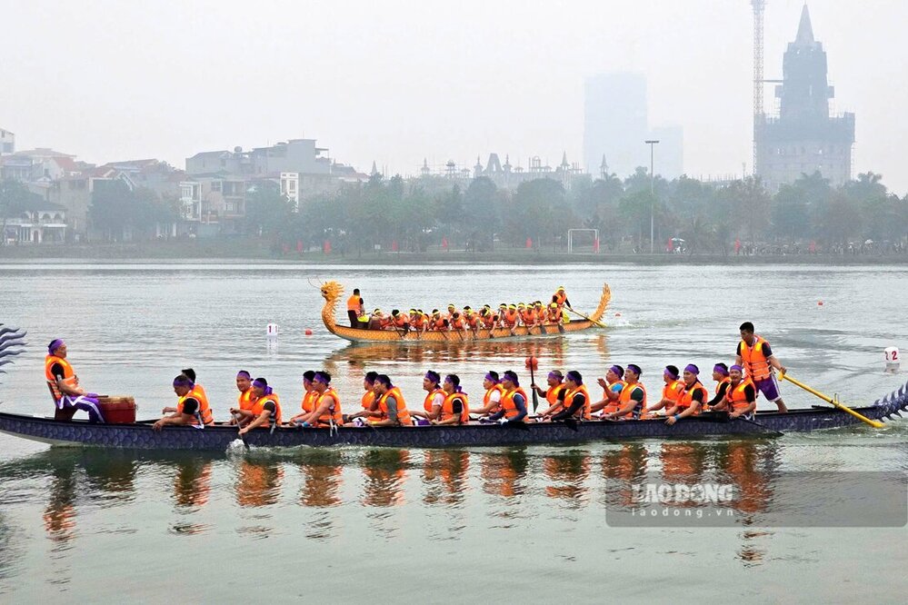 Exciting swimming competitions on Van Lang Park Lake. Photo: To Cong.