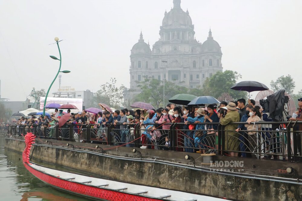 Hang nghin nguoi dan dung ven ho Cong vien Van Lang de xem thi boi chai. Anh: To Cong.