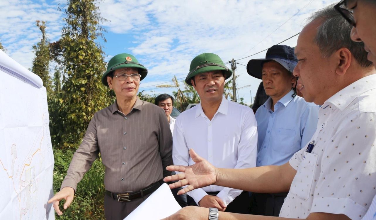 Provincial Party Secretary, Head of the National Assembly Delegation of Dak Nong Province (left cover) surveyed the site of the Alumina Factory. Photo: Nguyen Luong