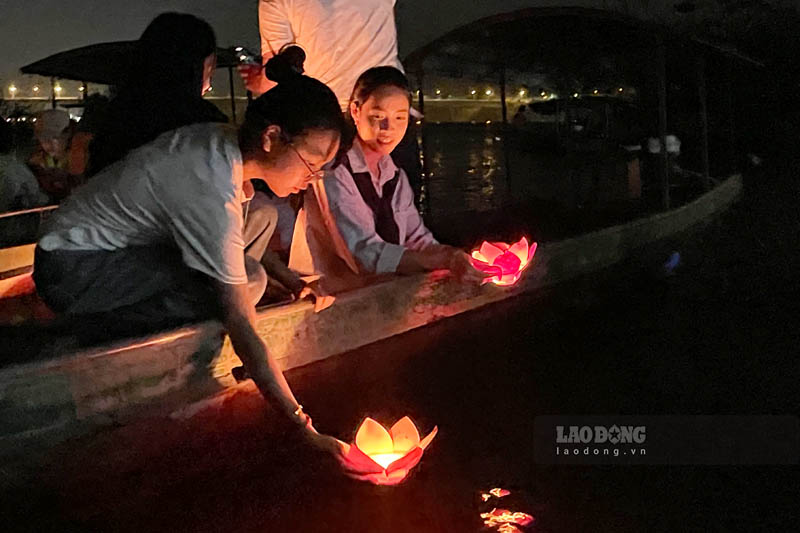 People release flower lanterns into Son La hydroelectric reservoir (Muong Lay town, Dien Bien province). Photo: Quang Dat