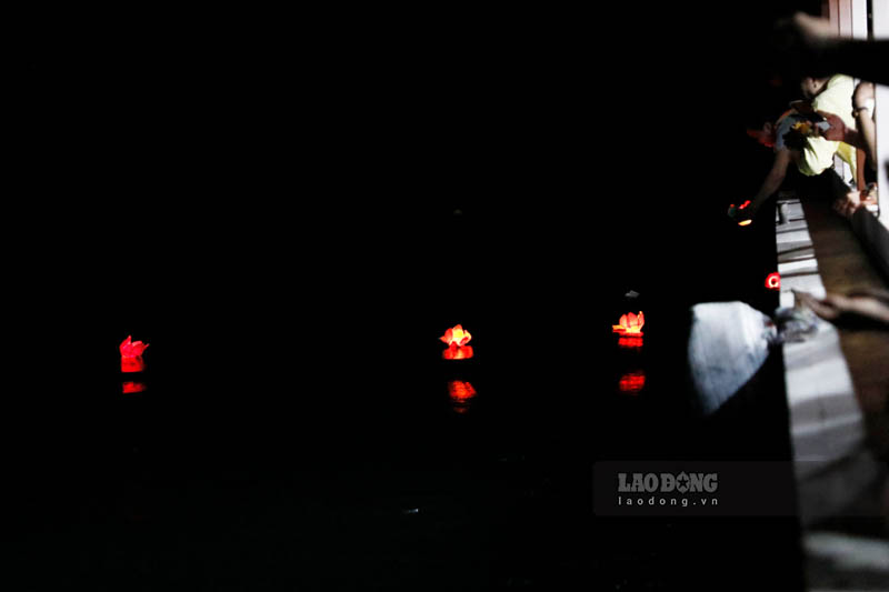 Nhung chiec den hoa dang duoc tha tren song Da.