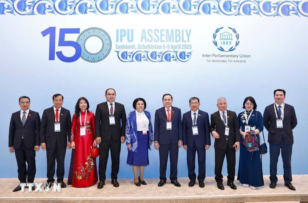 Politburo member and National Assembly Chairman Tran Thanh Man and delegates took a group photo. Photo: VNA