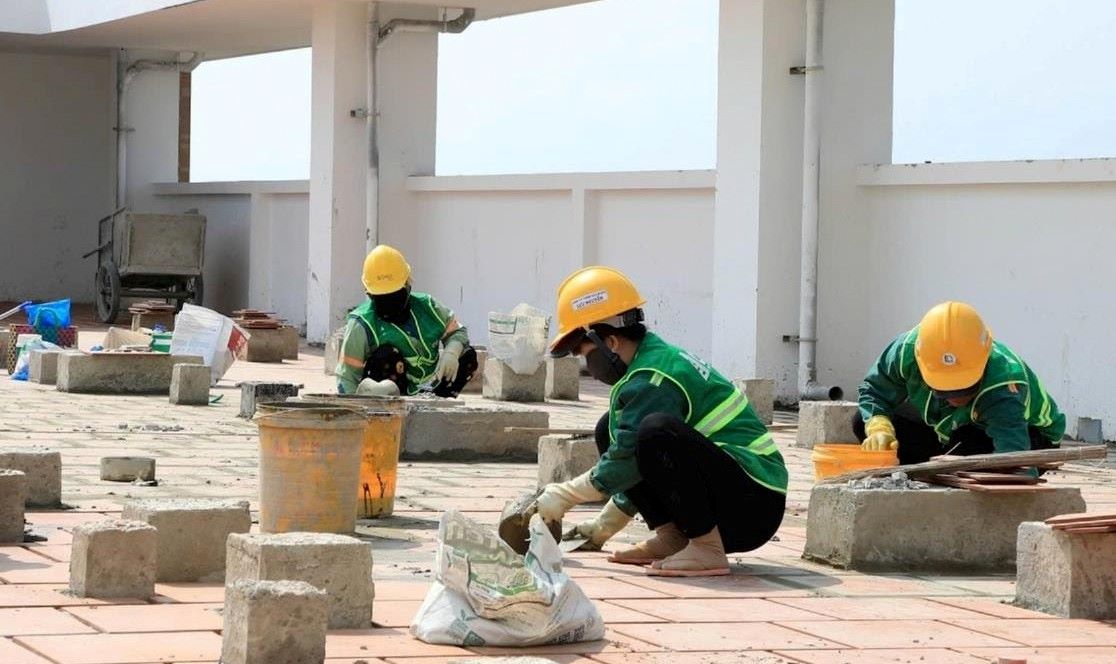 The contractor is speeding up the construction progress of items under the Dak Nong Provincial General Hospital Upgrade Project, contributing to promoting the disbursement of public investment capital. Photo: Nguyen Luong
