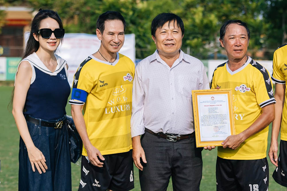 Director Ly Hai (2nd from left) had a meaningful activity before releasing the movie Lat mat 8. Photo: Tan Tho