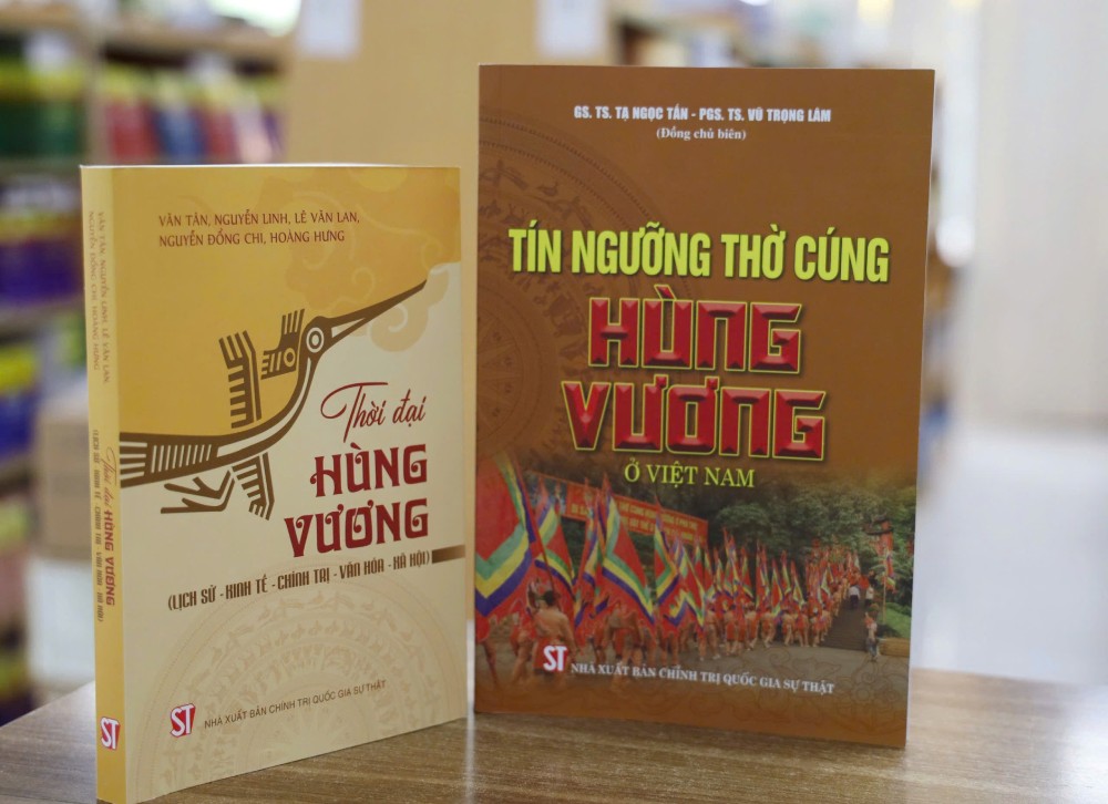 Two research books on the Hung Vuong era. Photo: Ai Van
