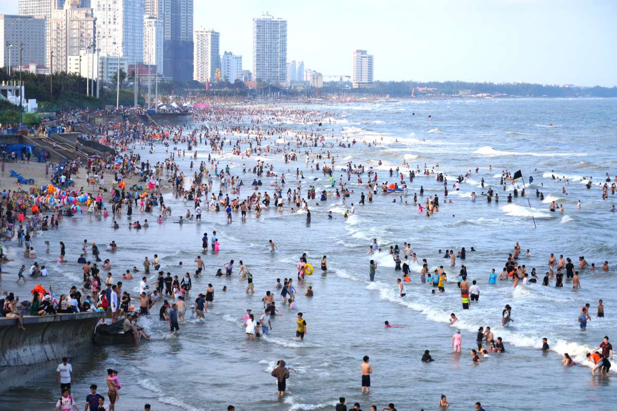 Many tourists swim in Vung Tau during the Hung Kings' Commemoration Day holiday. Photo: Thanh An