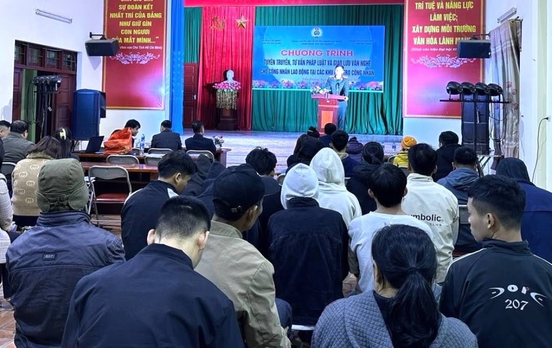 Workers listen to the propaganda and dissemination of the law at the conference. Photo: Bac Giang City Labor Federation