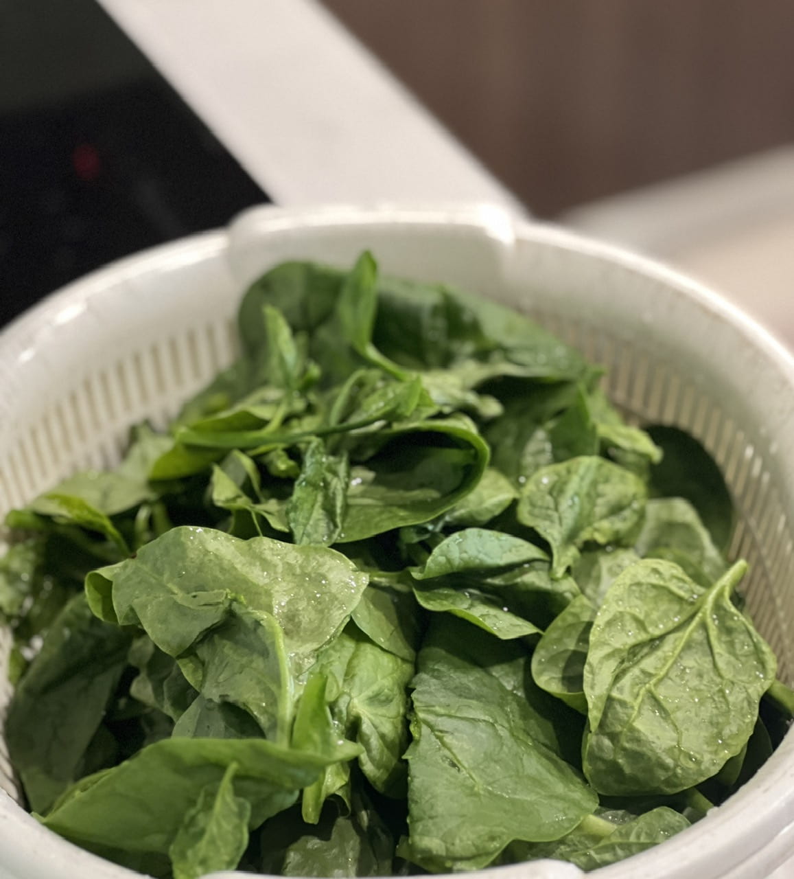 Malabar spinach is not only a rustic dish, but also a "green medicine" for people with liver problems, heartburn, and acne. Photo: Quang Minh.
