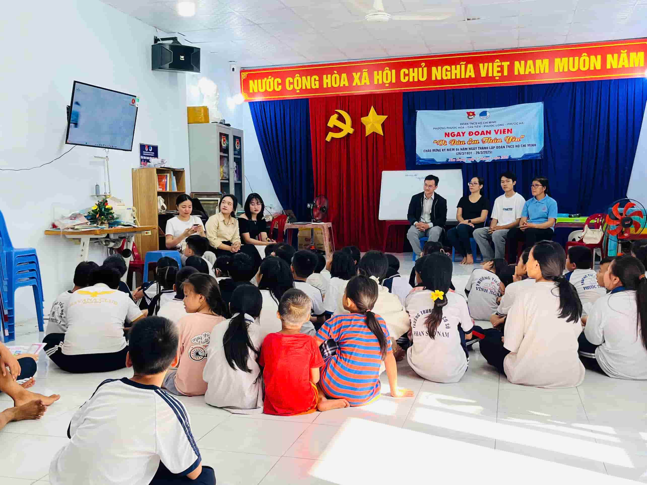 The Organizing Committee of the Khanh Hoa People's English Program organized the opening of the English Club for orphans and disabled children in Nha Trang. Photo: Huu Long