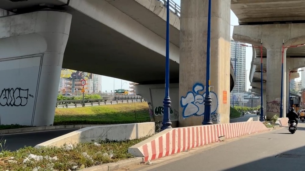 People are upset because the Metro No. 1 area of Ho Chi Minh City is covered with dirty, dirty waste