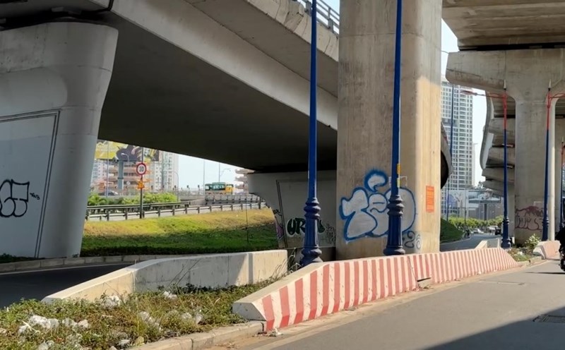 People are upset because the Metro No. 1 area of Ho Chi Minh City is covered with dirty, dirty waste
