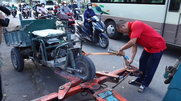 Hanoi Traffic Police temporarily detained a series of homemade three-wheeled vehicles operating illegally. Photo: HN Traffic Police