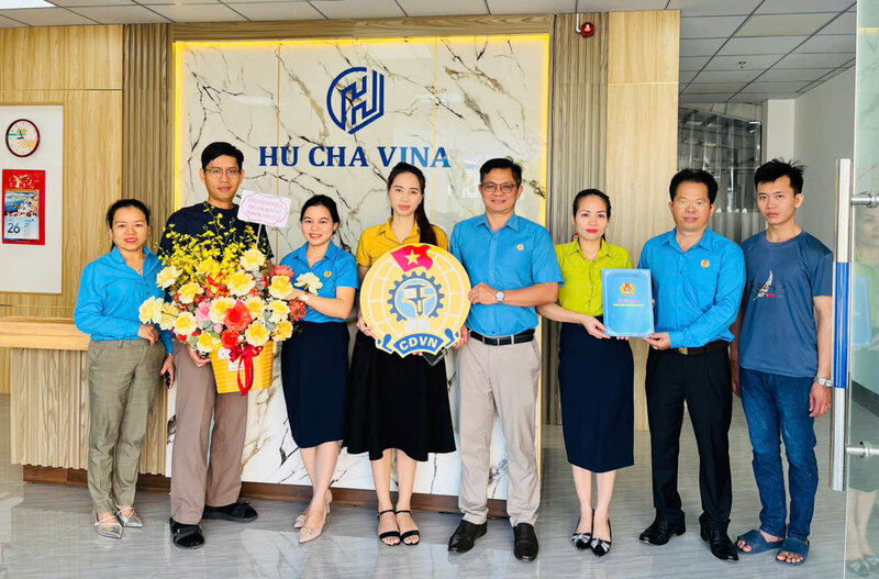 The Bao Loc City Labor Federation presented the decision to establish the grassroots trade union of Hu Cha Vina Company Limited - Loc Son Industrial Park. Photo: Hoang Thanh