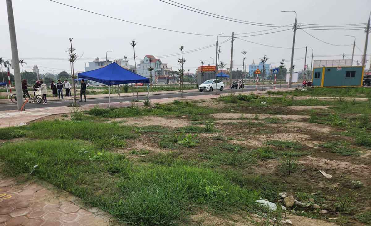 Many investors are expecting low interest rate capital to help the land market warm up. Photo: Anh Huy.