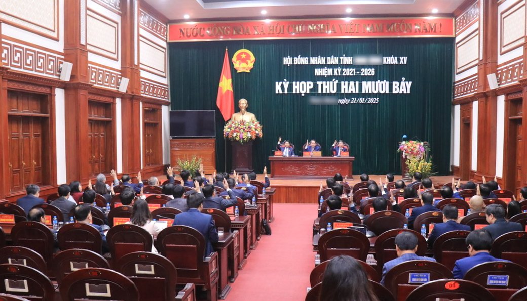 According to the draft Law on Organization of Local Government, the Standing Committee of the People's Council decided to temporarily suspend the performance of duties and powers of delegates in 2 cases. In the photo: A meeting of the Provincial People's Council. Illustrative photo: VGP