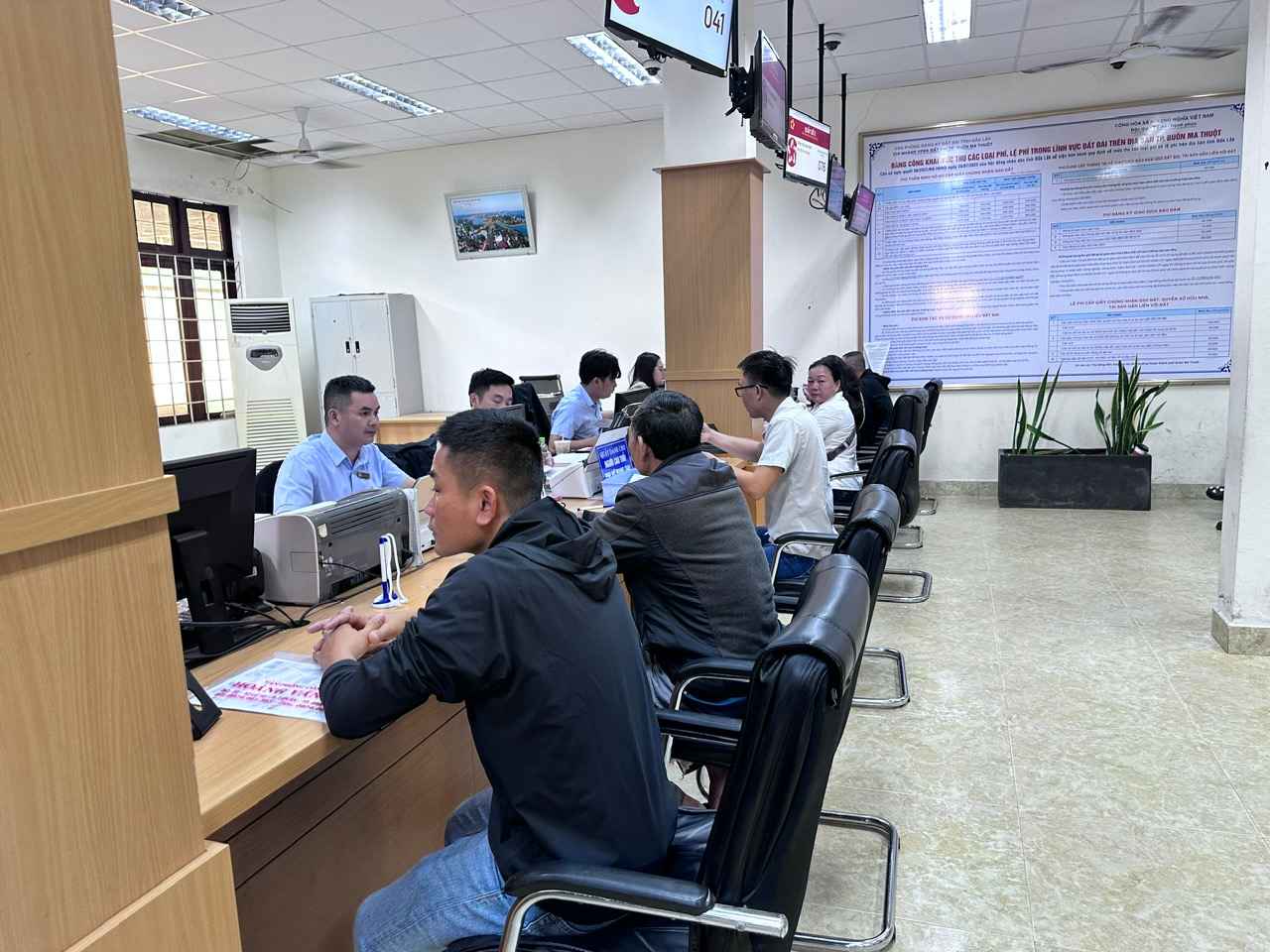 People come to the one-stop-shop of Buon Ma Thuot city (Dak Lak province) to complete procedures related to land. Photo: Bao Trung