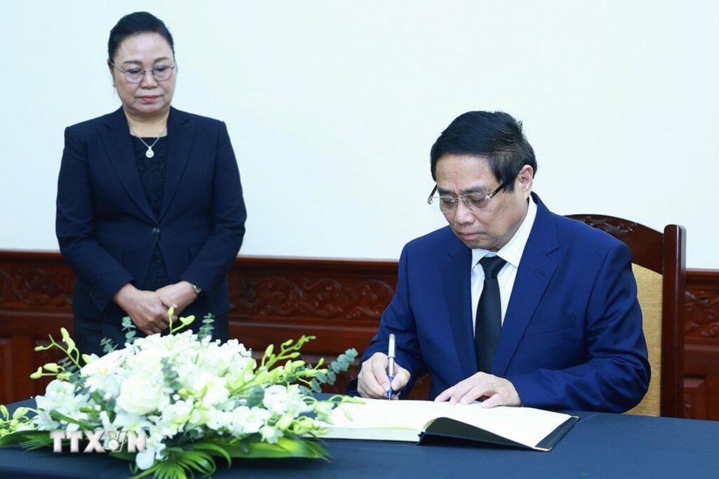 Politburo member and Prime Minister Pham Minh Chinh wrote in the condolence book, expressing his condolences to comrade Khamtay Siphandone, at the Lao Embassy, on April 4, 2025. Photo: VNA
