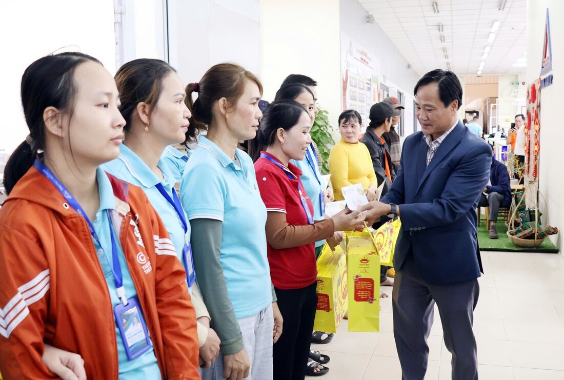 Mr. Pham Thai Duong - Chairman of the Dung Quat Economic Zone and Industrial Zones Trade Union of Quang Ngai province presented Tet gifts to union members and workers. Photo: Quoc Chinh.