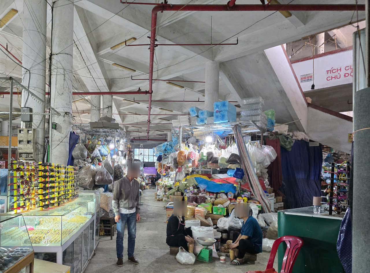 Despite the danger, hundreds of traders still make a living in the demolished Dragon Market. Photo: Nguyen Truong