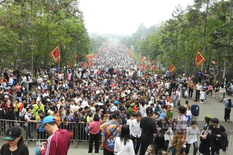 Tens of thousands of people have come to the Hung Temple Historical Site before the festival. Photo: To Cong.