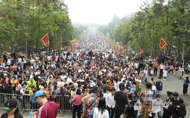 Tens of thousands of people have come to the Hung Temple Historical Site before the festival. Photo: To Cong.