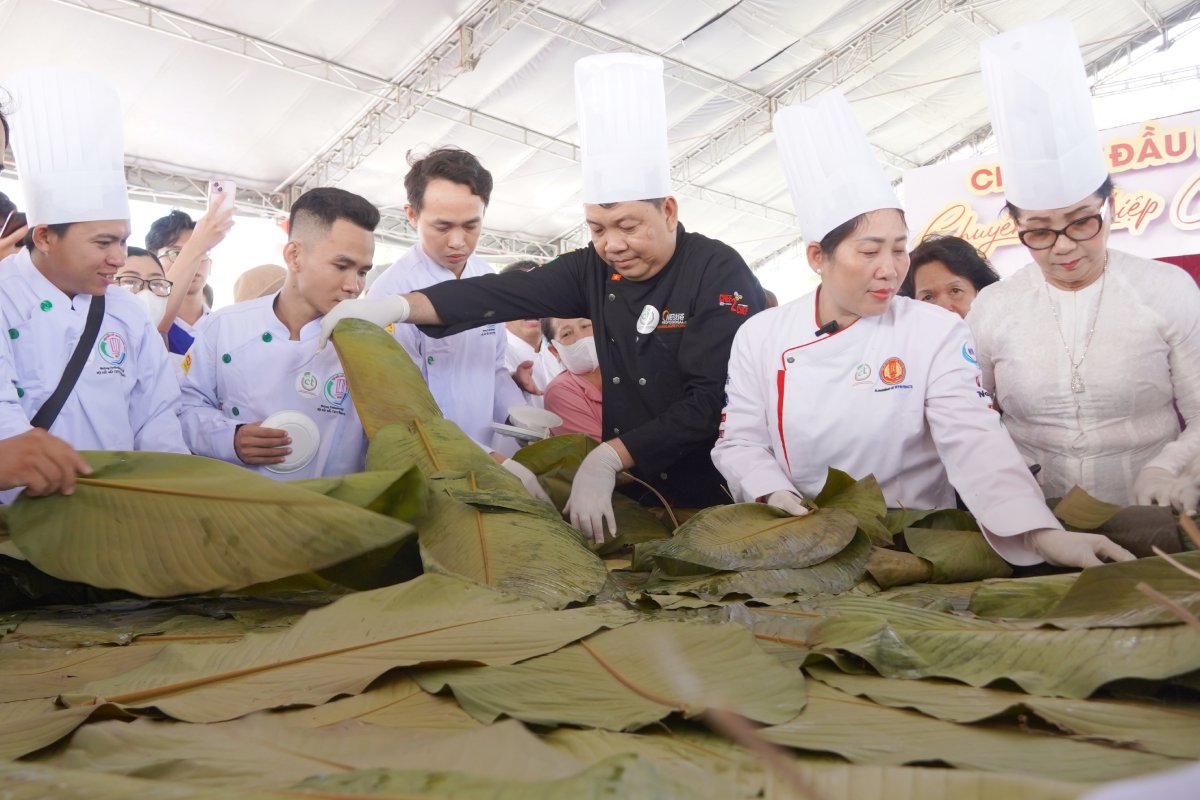 People enjoy 1.6 tons of banh chung