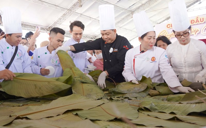 People enjoy 1.6 tons of banh chung