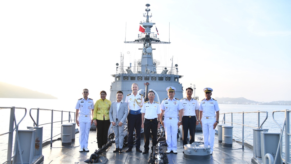 The delegation of the Royal Thai Navy Region 1 and the Navy Region 5 Command took a souvenir photo on the TTG-421 ship. Photo: Naval Region 5 Command