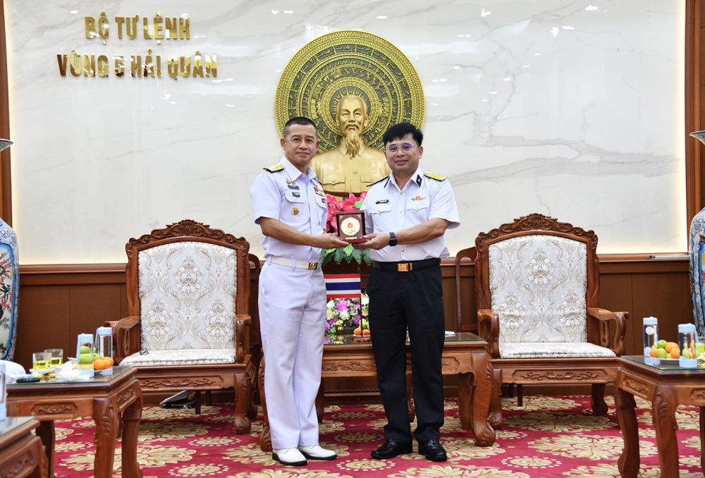 Dai ta Trinh Xuan Tung, Tu lenh Vung 5 Hai quan (phai) tang qua luu niem Pho Do doc Arpa Chapanont. Anh: BTL Vung 5 Hai quan