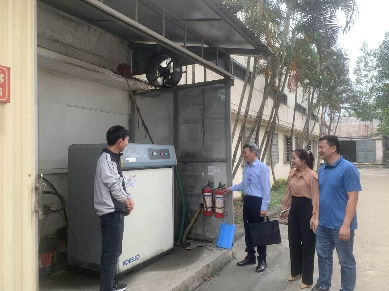 Hanoi Textile and Garment Trade Union surveys the implementation of labor safety and hygiene laws. Photo: Tien Thanh