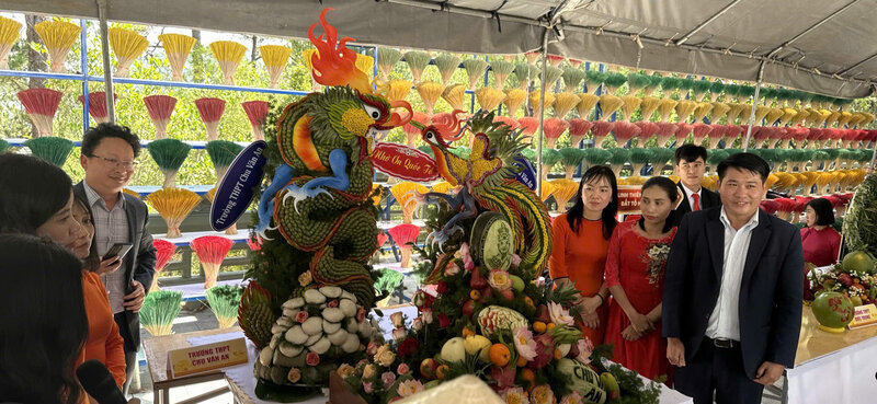 The Chu Van An High School Union decorated the offering tray to worship King Hung. Photo: Ngo Son