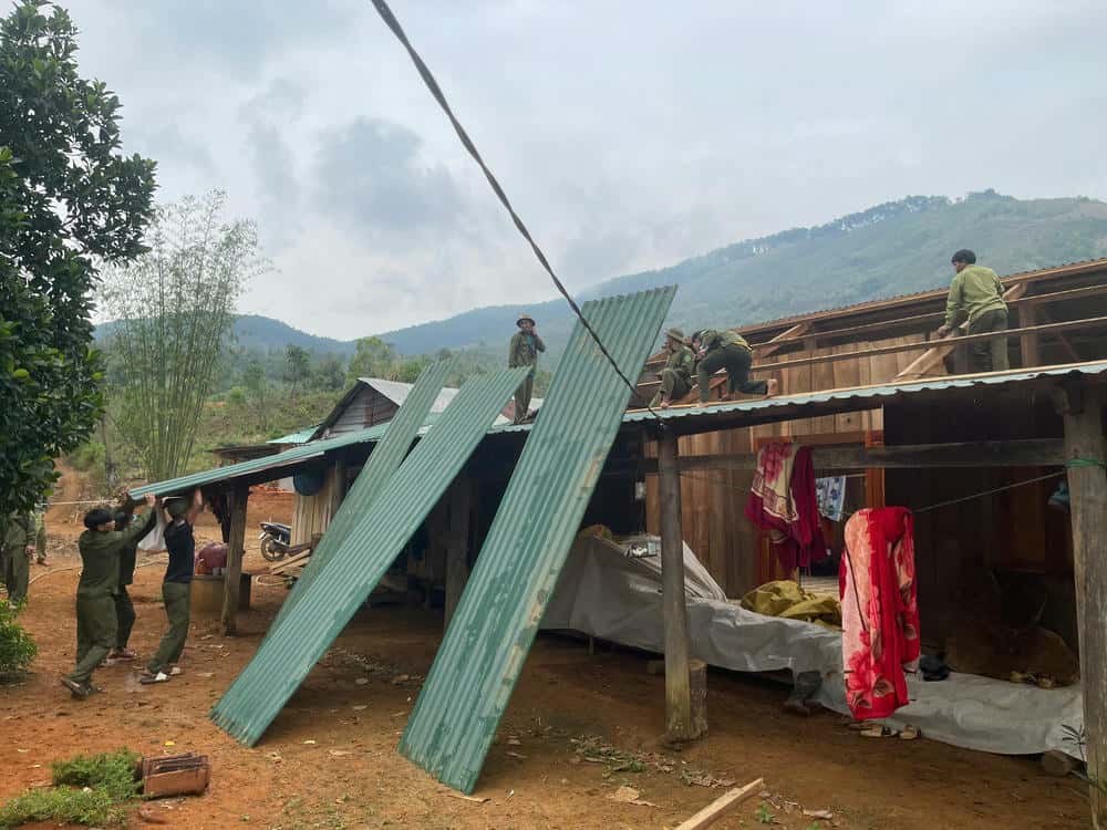Dak Na commune is re-roofing houses for people after natural disasters such as thunderstorms and hail. Photo: Thanh Tuan