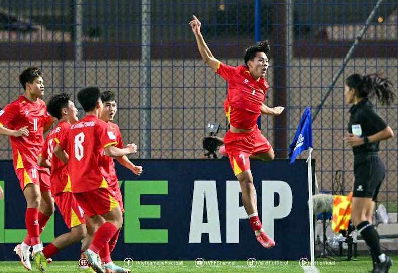 U17 Vietnam in the opening match of the 2025 U17 Asian Cup finals. Photo: VFF