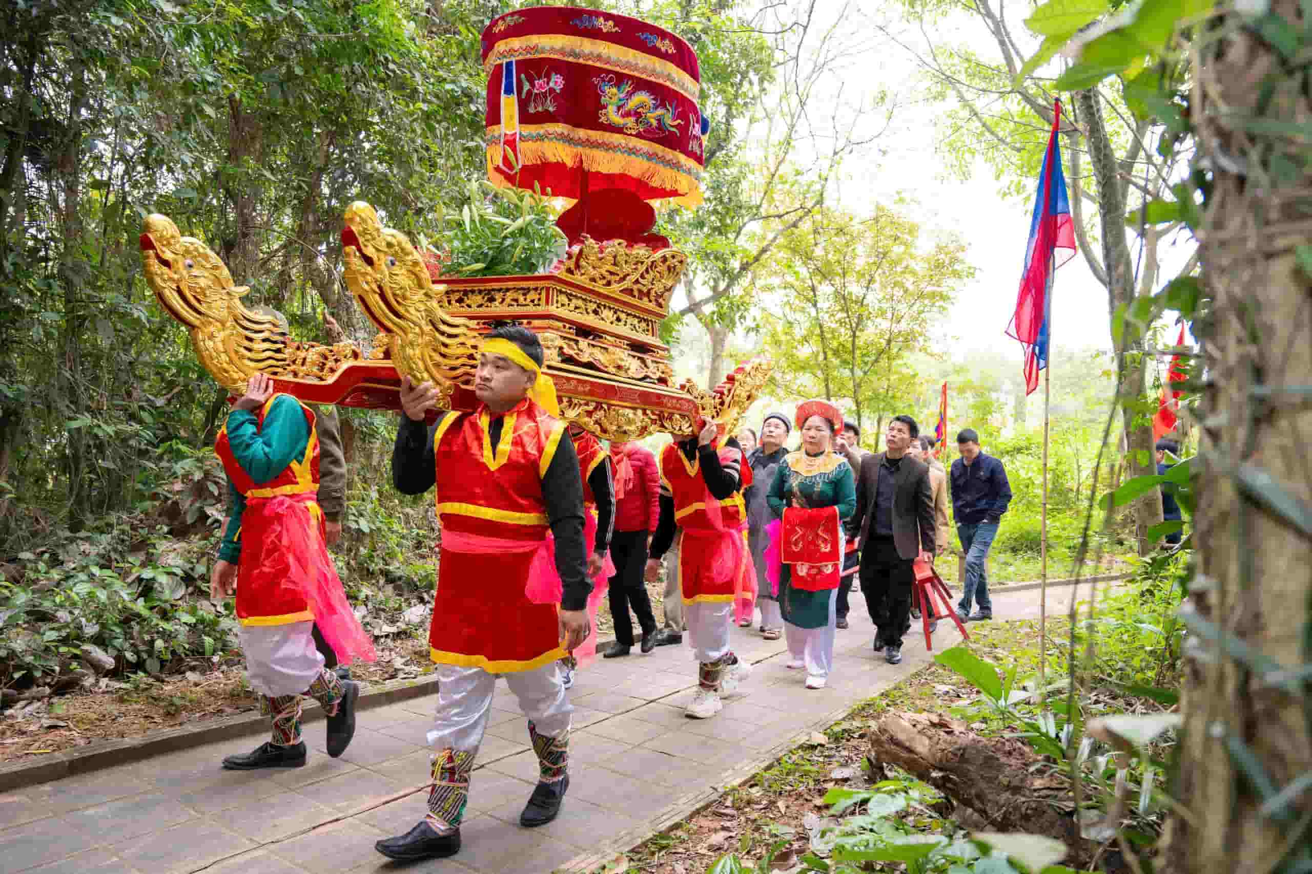 vao ngay 3.3 (am lich) hang nam, Ban Quan ly di tich den Thuong va nhan dan thon Thai Son deu to chuc Le huy nhat de tuong nho Nhoi Hoa cong chua. Anh: Nguyen Truong