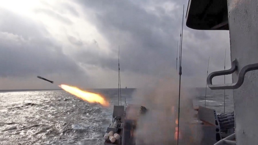 Russian weapons opened fire during an exercise in the Pacific Ocean in 2022. Photo: Xinhua