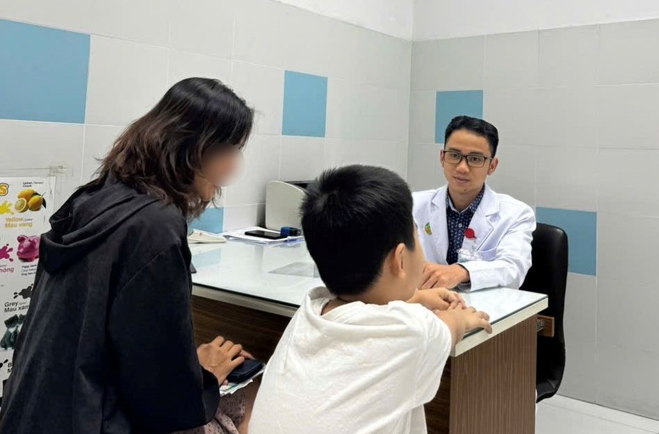 Doctor examines the child. Photo: Provided by the hospital