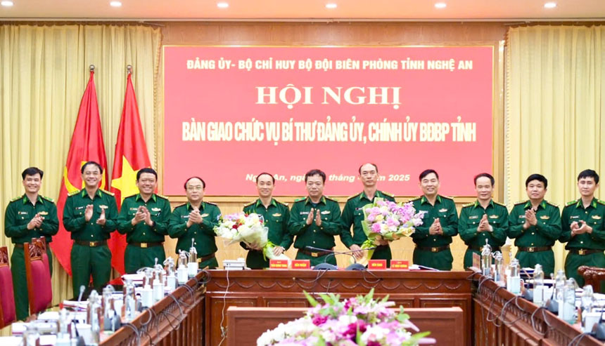 Major General Nguyen Van Thien, Deputy Commander of the Border Guard, presented flowers to congratulate the comrades who assigned and accepted the position of Secretary of the Party Committee and Political Commissar of the Nghe An Provincial Border Guard. Photo: Le Thach