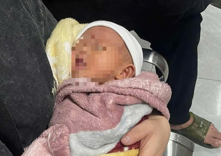 An abandoned baby girl lives in a pagoda in Hai Phong. Photo: People's court